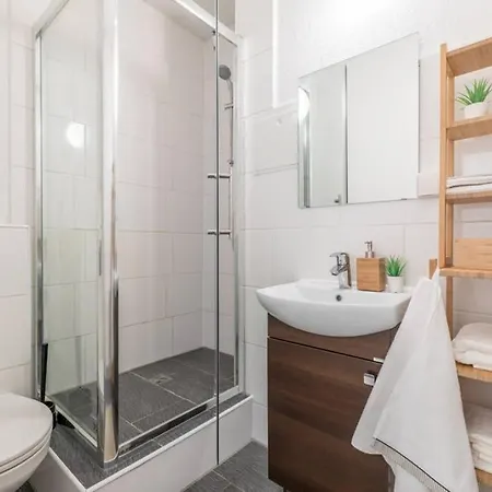 Apartment Sauber Und Modern, Netflix, Wifi, Flair, Kueche Leipzig